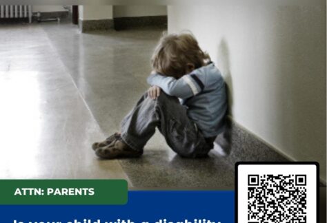 image d'un enfant assis seul sur le sol d'un couloir d'école, la tête baissée