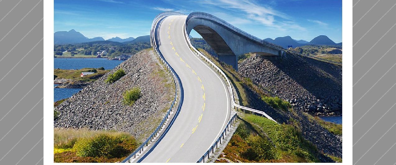 Imagen de una carretera abierta por delante