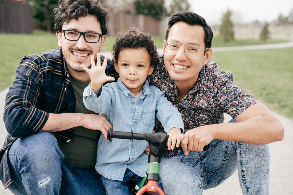 couple avec enfant saluant sur un scooter