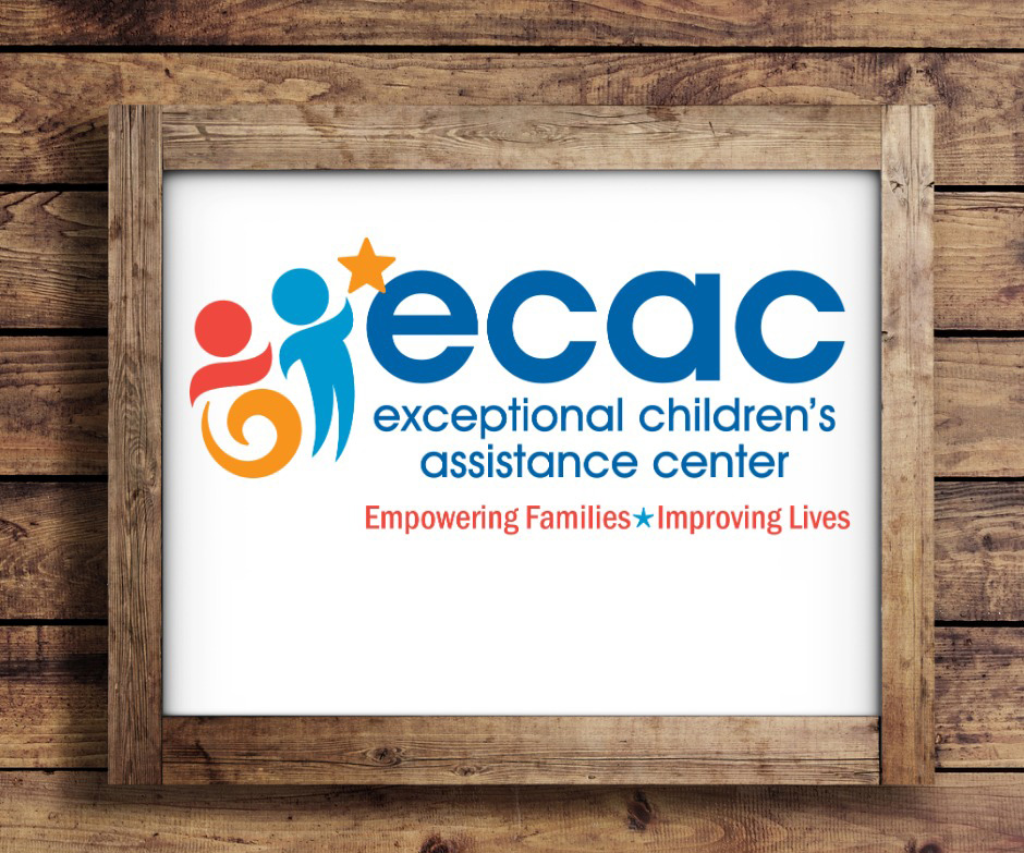 ECAC-Schild auf Holzrahmen: Exceptional Children's Assistance Center. Empowering Families, Improving Lives.