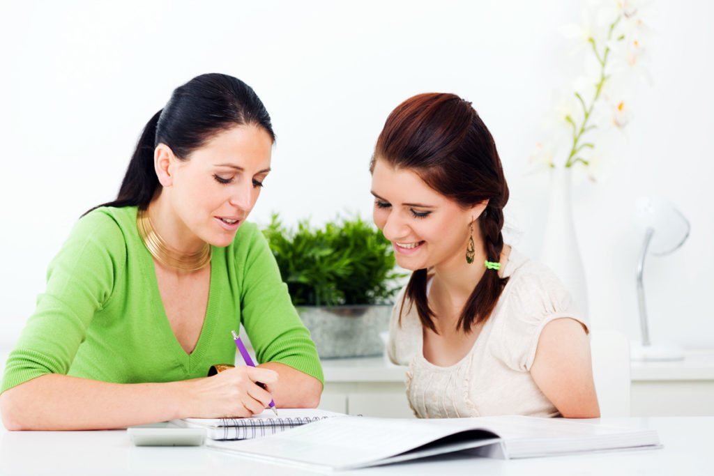 imagen de la madre y el joven adulto mirando el cuaderno