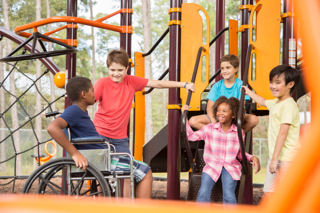 Lächelnde Kinder auf dem Spielplatz