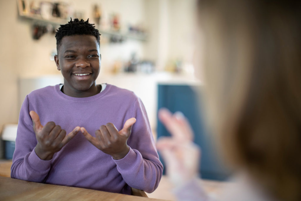 صورة من الذكور الأميركيين الأفارقة في سن المراهقة باستخدام لغة الإشارة