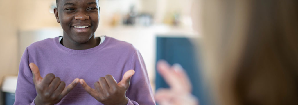 imagen de un adolescente afroamericano usando el lenguaje de signos