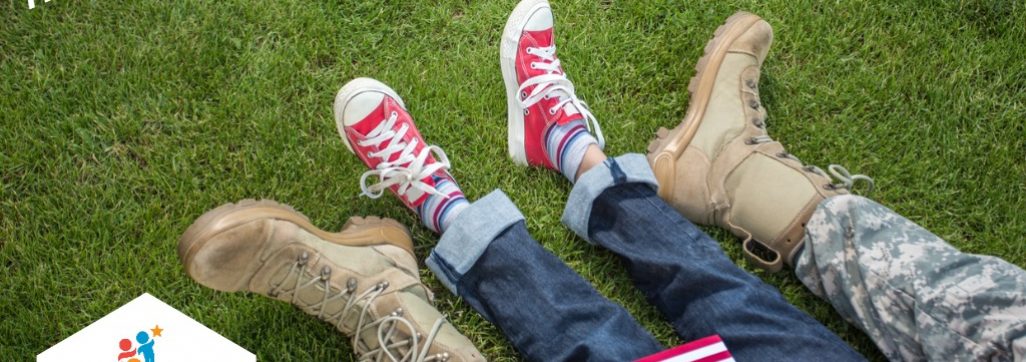 Bild von Militärstiefeln und Kinder-Converse-Sneakers